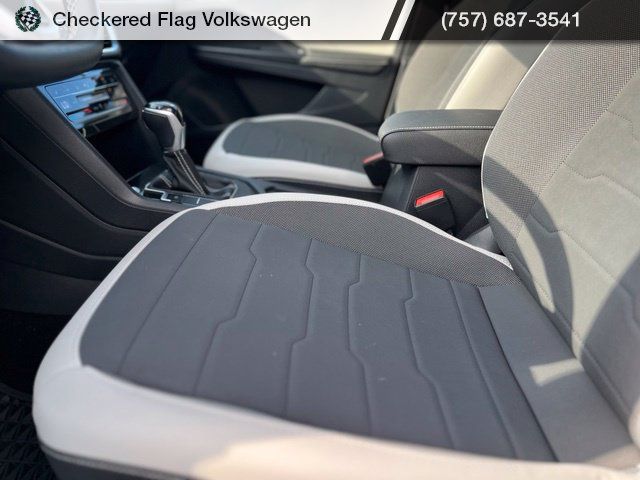 Used 2025 Volkswagen Taos SE FWD image 22