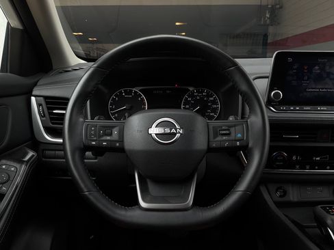 Used 2025 Nissan Rogue SV FWD image 32