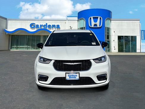 Used 2024 Chrysler Pacifica Touring FWD image 2