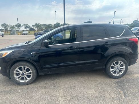 Used 2019 Ford Escape SE FWD image 2