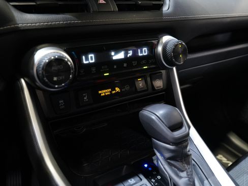 Used 2020 Toyota RAV4 XLE w/ XLE Grade Weather Package AWD/4WD image 43
