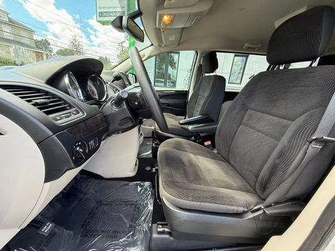 Used 2019 Dodge Grand Caravan SE w/ UConnect Hands-Free Group image 22