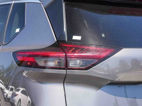 Used 2024 Nissan Rogue S FWD image 9