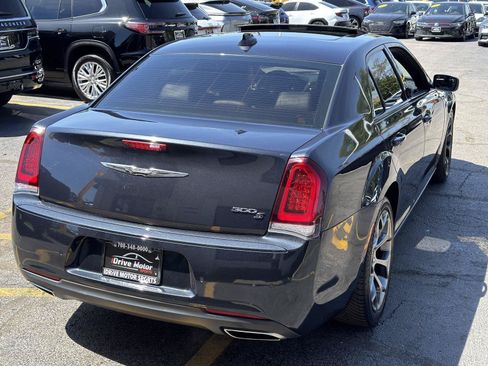 Used 2018 Chrysler 300 S w/ 300S Premium Group RWD image 8