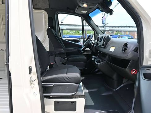 Used 2024 Mercedes-Benz Sprinter 2500 image 32