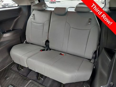 Used 2025 Toyota Sienna XLE FWD image 23