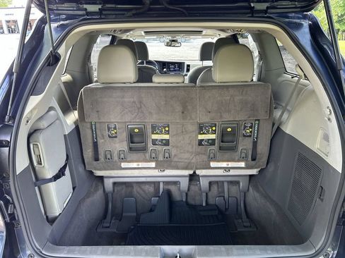 Used 2018 Toyota Sienna XLE FWD image 28