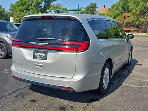 Used 2024 Chrysler Pacifica Touring-L FWD image 3