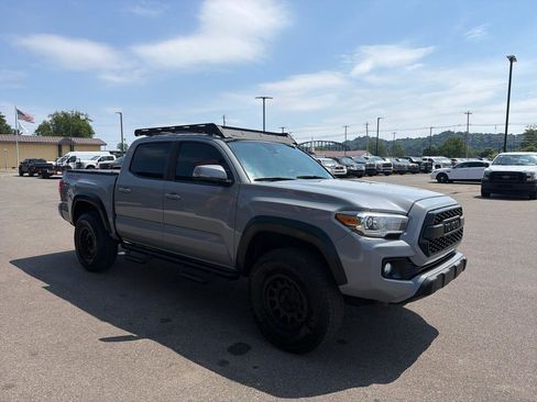Used 2019 Toyota Tacoma TRD Off-Road AWD/4WD image 3