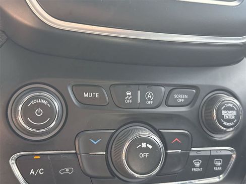 Used 2019 Jeep Cherokee Latitude Plus AWD/4WD image 18
