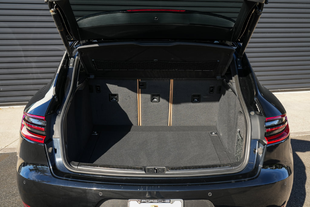 Certified 2018 Porsche Macan AWD/4WD image 17