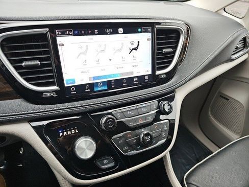 Used 2024 Chrysler Pacifica Limited w/ Uconnect Theater Family Group image 25