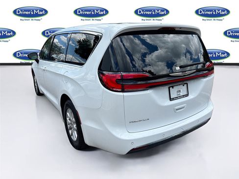 Used 2025 Chrysler Pacifica Select FWD image 5