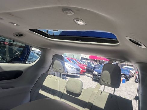 Used 2020 Chrysler Pacifica Limited FWD image 18