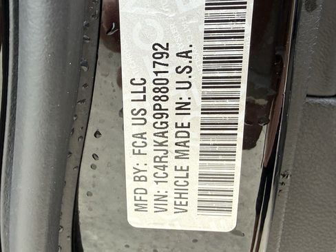 Used 2023 Jeep Grand Cherokee L Laredo image 35