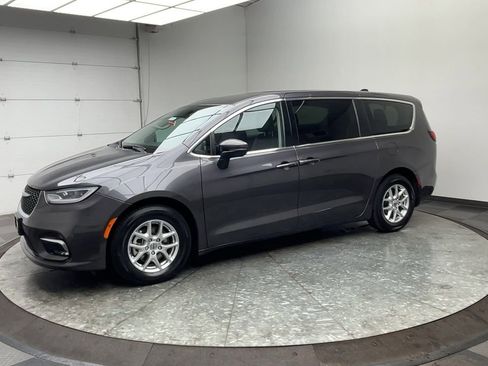 Used 2023 Chrysler Pacifica Touring-L image 34