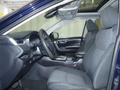 Used 2021 Toyota RAV4 XLE w/ Convenience Package FWD image 21