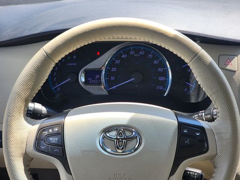 Used 2014 Toyota Sienna XLE w/ Entertainment Package FWD image 12