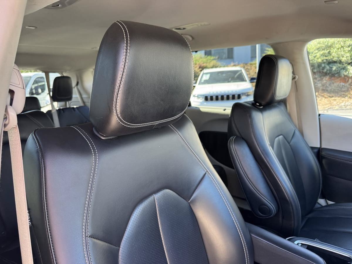 Used 2023 Chrysler Pacifica Touring-L FWD image 15