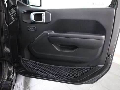 Used 2023 Jeep Wrangler Unlimited Rubicon AWD/4WD image 18