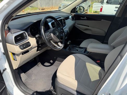 Used 2017 Kia Sorento L w/ LX Convenience Package image 9