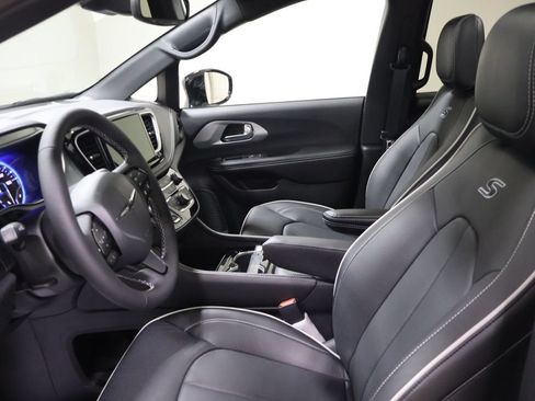 New 2026 Chrysler Pacifica Limited w/ S Appearance Package AWD/4WD image 8