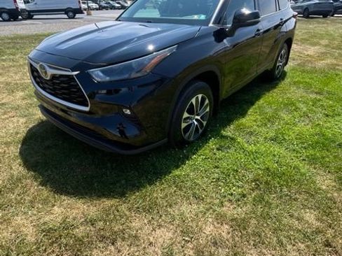 Used 2022 Toyota Highlander XLE AWD/4WD image 8