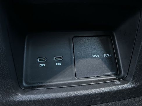 Used 2024 Volkswagen Atlas SE image 29