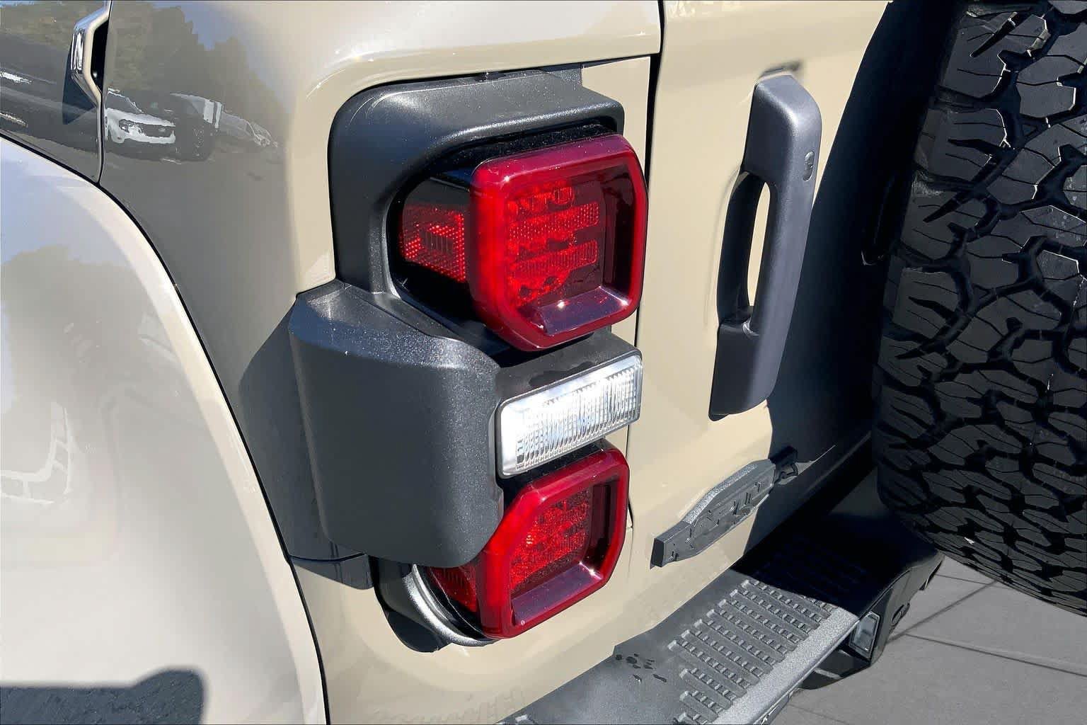 New 2026 Ford Bronco Raptor w/ Interior Carbon Fiber Pack AWD/4WD image 14