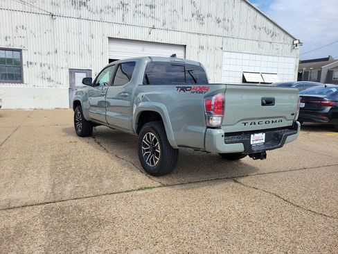 Used 2022 Toyota Tacoma TRD Sport w/ TRD Premium Sport Package AWD/4WD image 4