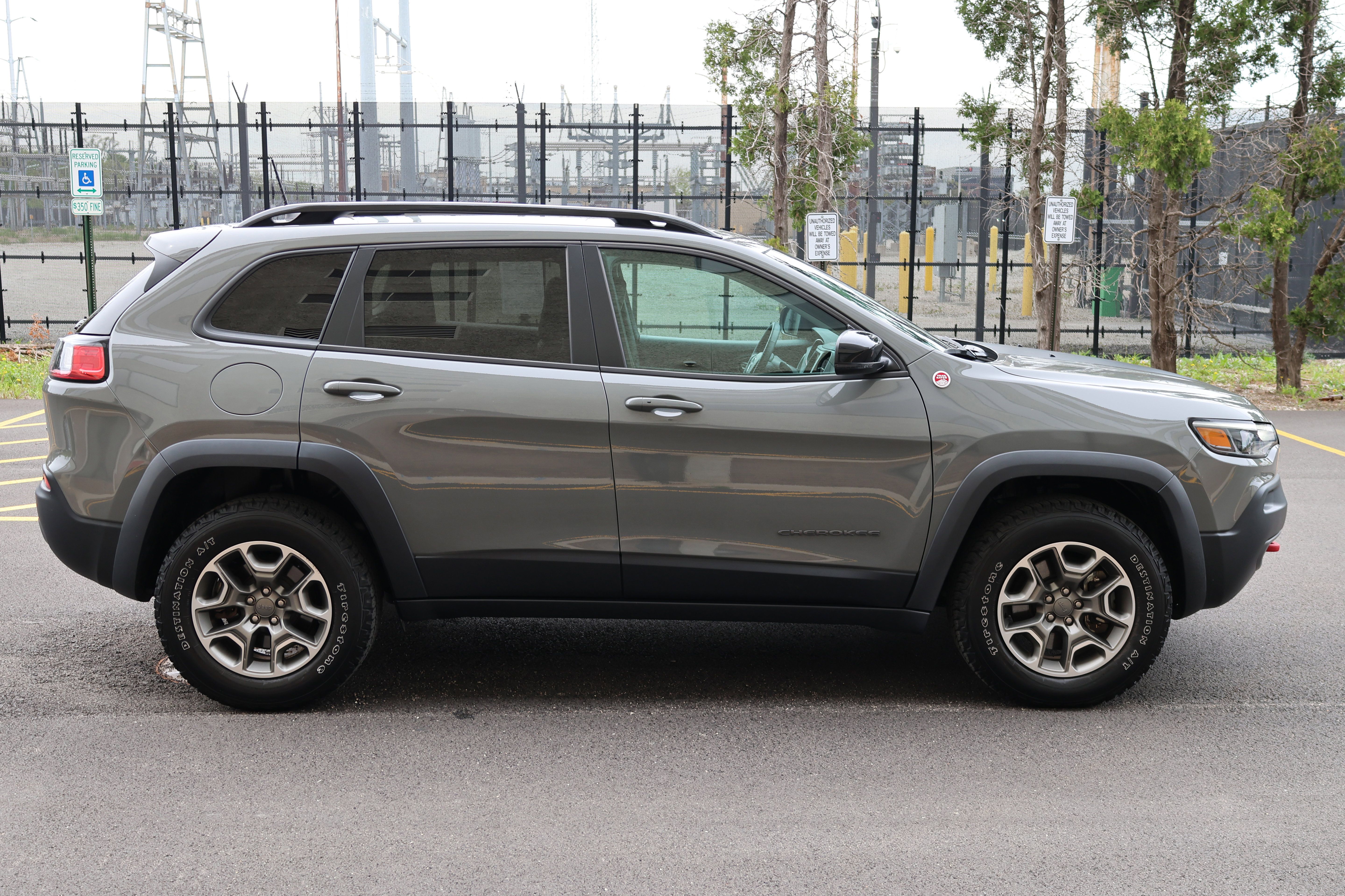 Used 2022 Jeep Cherokee Trailhawk AWD/4WD image 2