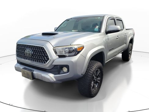Used 2019 Toyota Tacoma TRD Sport AWD/4WD image 3
