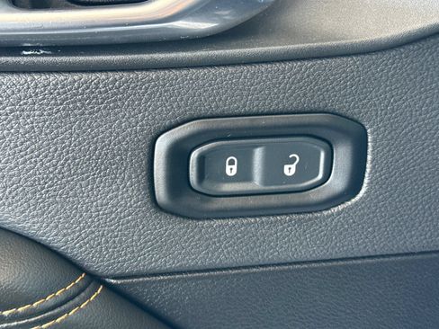 Used 2024 Jeep Wrangler Unlimited Sahara AWD/4WD image 18