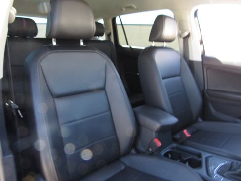 Used 2020 Volkswagen Tiguan SE FWD image 10