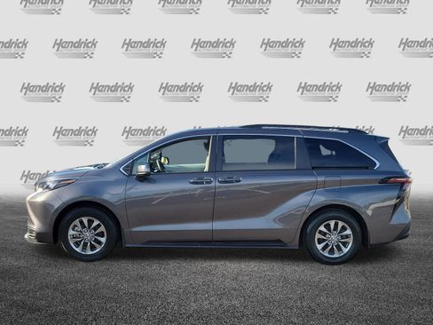 Used 2025 Toyota Sienna LE w/ LE Plus Package AWD/4WD image 4