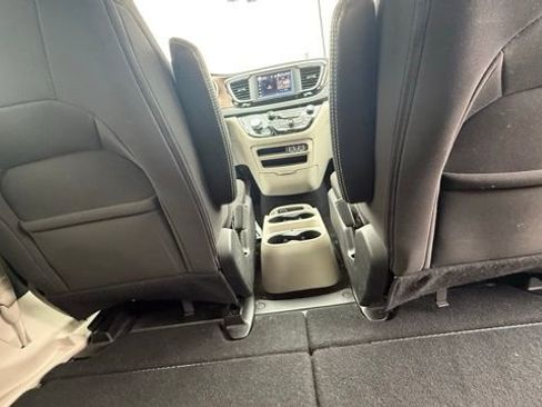 Used 2023 Chrysler Voyager LX image 17