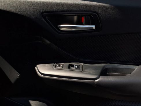 Used 2018 Toyota C-HR XLE FWD image 37