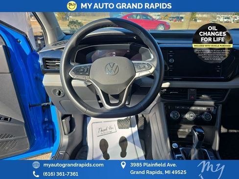 Used 2024 Volkswagen Taos SE image 12