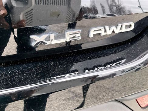 Used 2021 Toyota Highlander XLE image 10