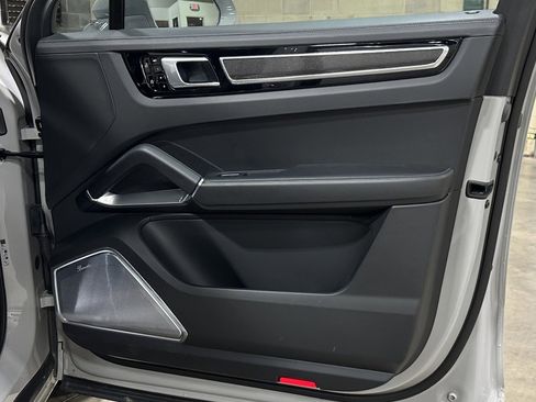 Used 2021 Porsche Cayenne Turbo S image 23