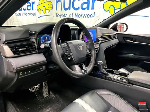 Used 2025 Toyota Camry SE w/ Convenience Package image 8