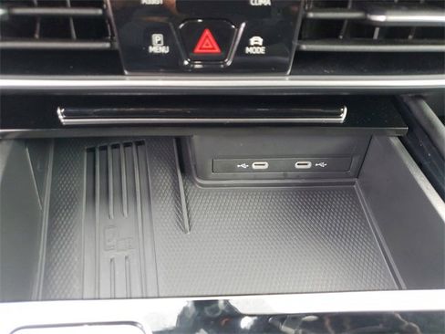 Certified 2025 Volkswagen Atlas Cross Sport SE w/ Panoramic Sunroof Package image 21