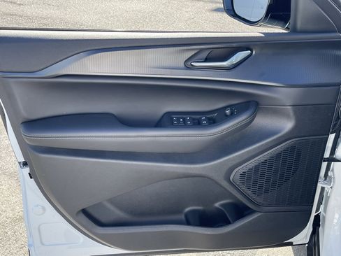 New 2025 Jeep Grand Cherokee L Altitude image 13