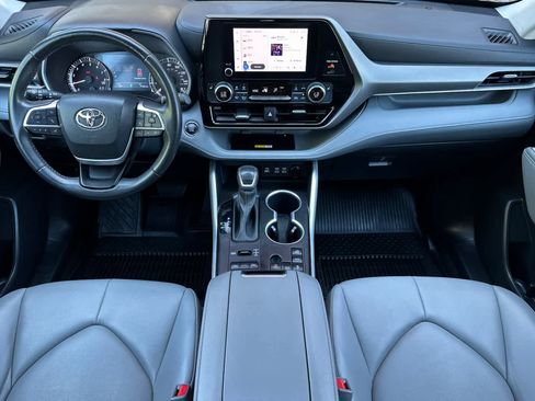 Used 2023 Toyota Highlander XLE image 3