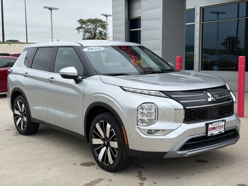 Used 2025 Mitsubishi Outlander SE AWD/4WD image 2