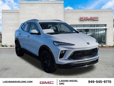 Used 2024 Buick Encore GX Sport Touring image 3