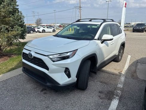 Used 2022 Toyota RAV4 XLE Premium image 3