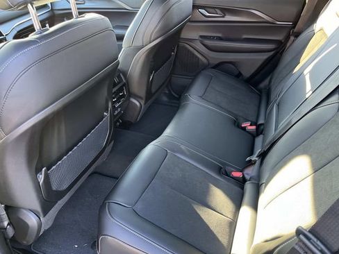 New 2025 Jeep Grand Cherokee Altitude image 18