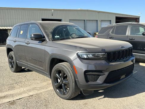 Used 2023 Jeep Grand Cherokee Altitude AWD/4WD image 2