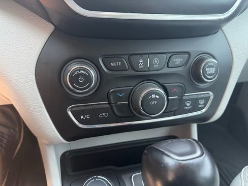 Certified 2021 Jeep Cherokee Latitude Lux w/ Mopar Interior Package image 18